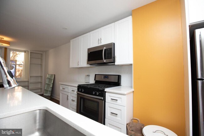 Building Photo - 906 League St