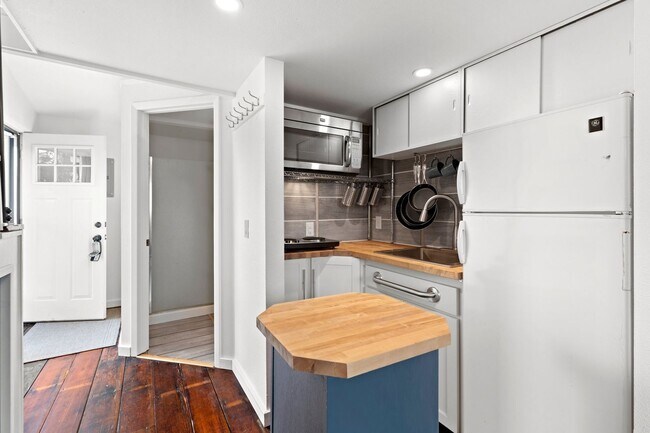 Foto del edificio - 1 Bath Furnished Studio in Woodlawn!