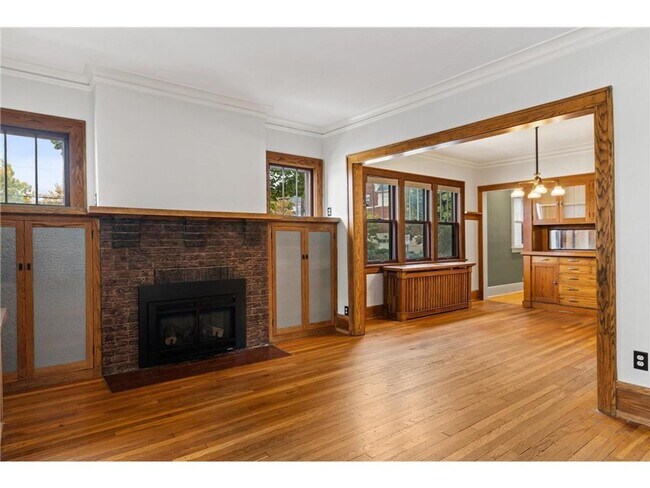 Foto del edificio - Huge 8 Bedroom Across from Macalester! June 1st Move In