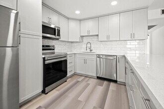 Building Photo - 4047 Lincoln A