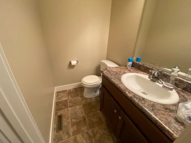 Building Photo - Cute Provo Townhome