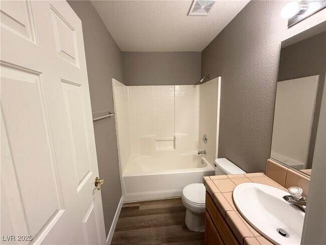 Foto del edificio - 452 Comstock Ave