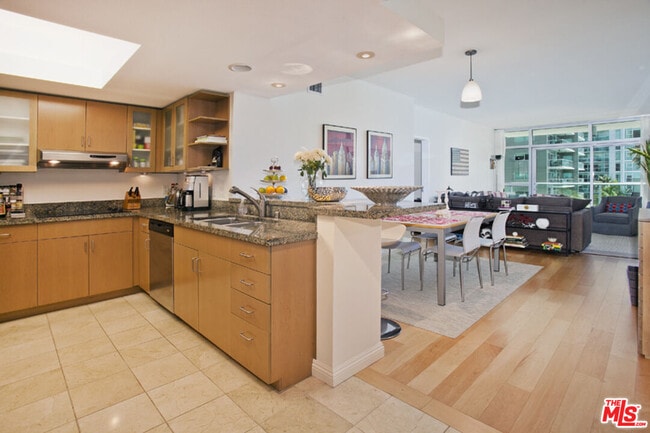 Building Photo - 13700 Marina Pointe Dr