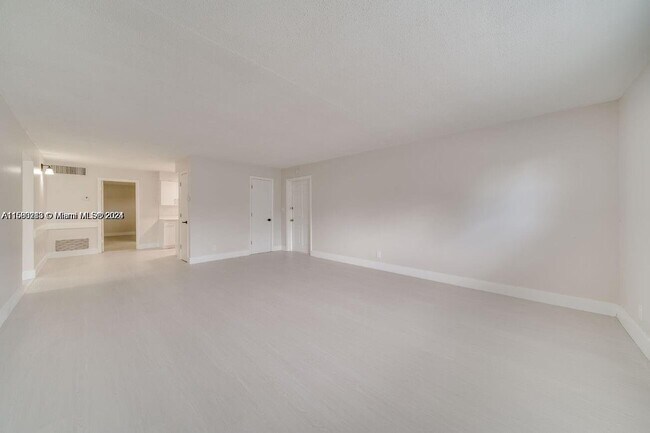 Foto del edificio - 921 Southwest 74th Terrace Apt #101A, Nort...