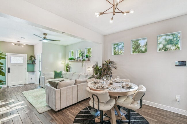 Foto del edificio - 109 W Hollywood St