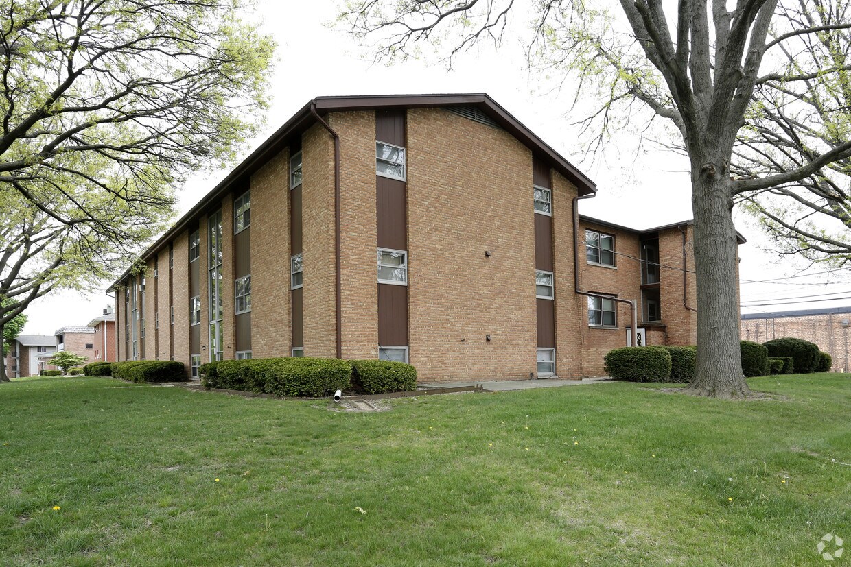 Primary Photo - Mecherle Apartments