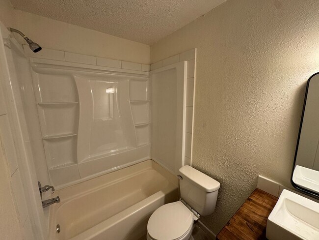 Foto del edificio - Beautifully Remodeled 4-Bedroom Home with ...