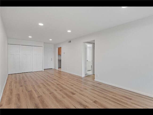 Foto del edificio - 6328 Barrie Rd