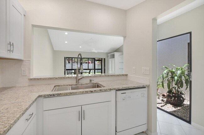Foto del edificio - 21650 Coronado Ave