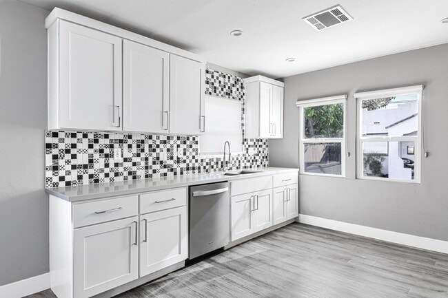 Building Photo - 2914 E 5th St