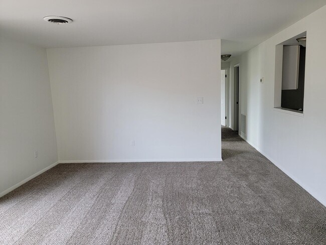 Sala de estar con vista hacia el pasillo - 1001 Nanroc Dr