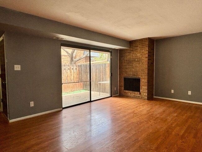 Foto del edificio - Large, Lovely 2BD/1.5BA Townhouse-Style Condo — Steps from Highline Canal!