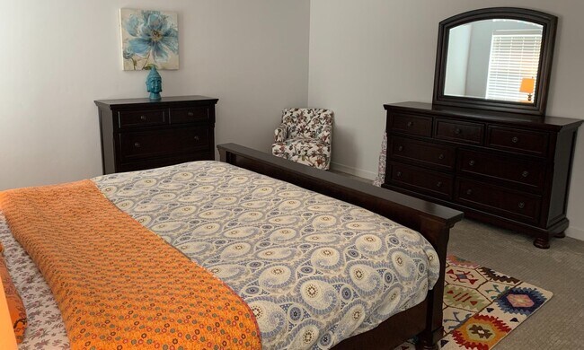 Foto del edificio - 4 bedrooms upstairs PLUS an OFFICE on the ...