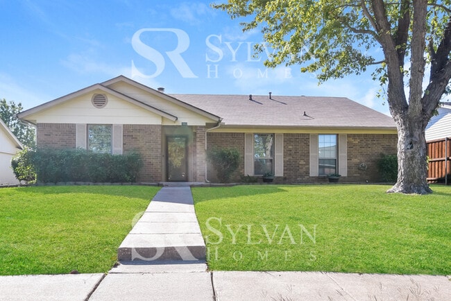 Building Photo - Enjoy living the good life in this 3 bedroom, 2 bathroom brick home