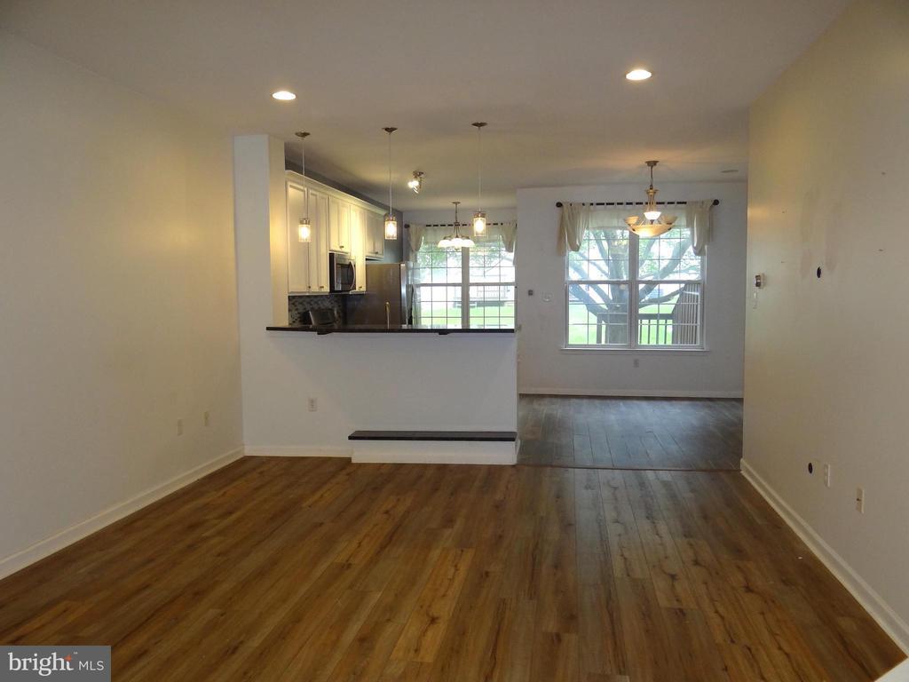 Primary Photo - 107 Country Ln