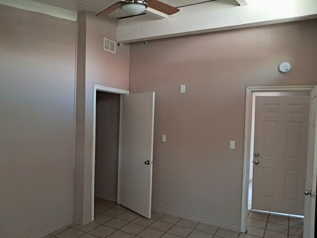 Building Photo - Renovated Studio Apartment Right Off Route 66