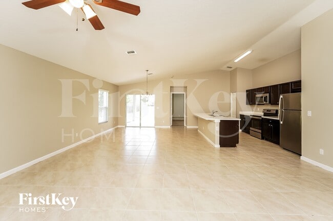 Foto del edificio - 283 SW Tulip Blvd