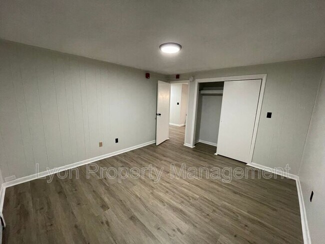 Building Photo - 302 Pond St