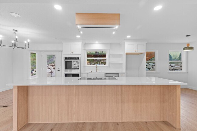 Foto del edificio - Elevated 5-Bedroom Home in Sandy, UT with Mountain Views!
