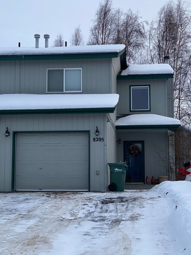 Primary Photo - Townhouse with garage and fenced yard in J...