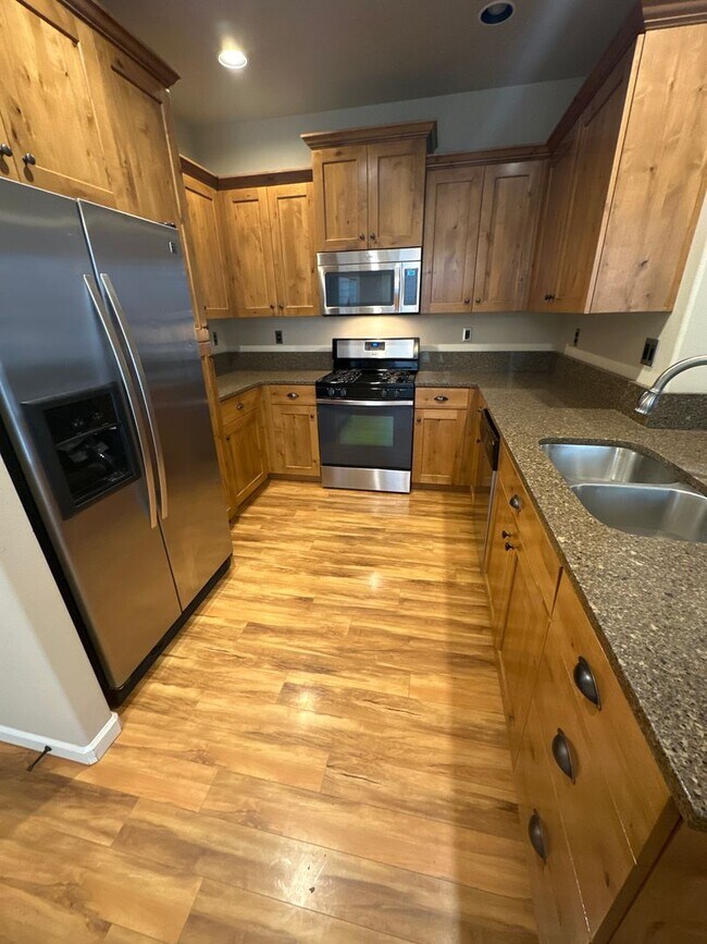 Foto del edificio - NE 3 Bdrm, 2.5 Bath 1450 sq ft House w/AC and Gas Heat,  All Appliances, Dbl Garage