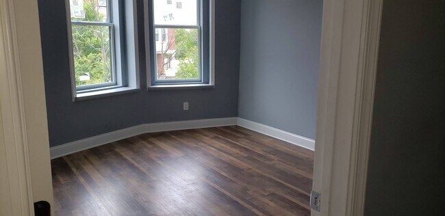 Building Photo - 2327 Linden Ave
