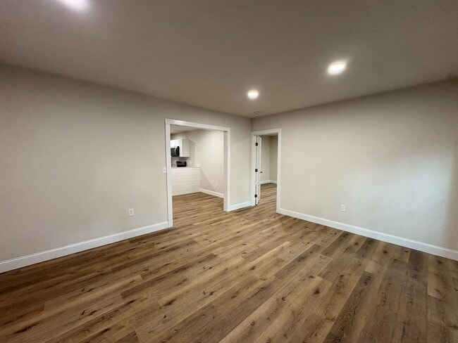Building Photo - Modern Comfort & Convenient Living
