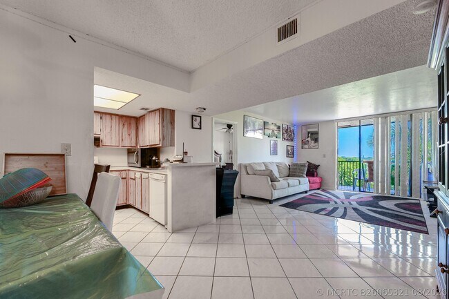 Foto del edificio - 5570 NW 44th St