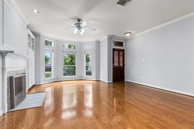 Foto del edificio - 707 W Heights Hollow Ln