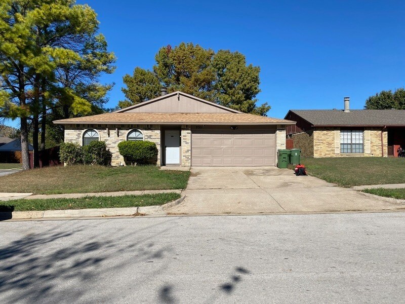 2001 Newbury Dr, Arlington, TX 76014 Condo for Rent in Arlington, TX