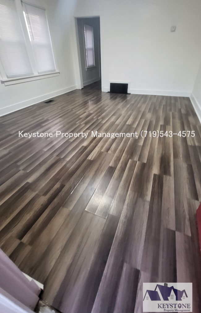 Foto del edificio - Pet Friendly! Small Dog Allowed - Duplex - 1 Bedroom/1 Bathroom/1 Car Garage for Storage  $875/$875