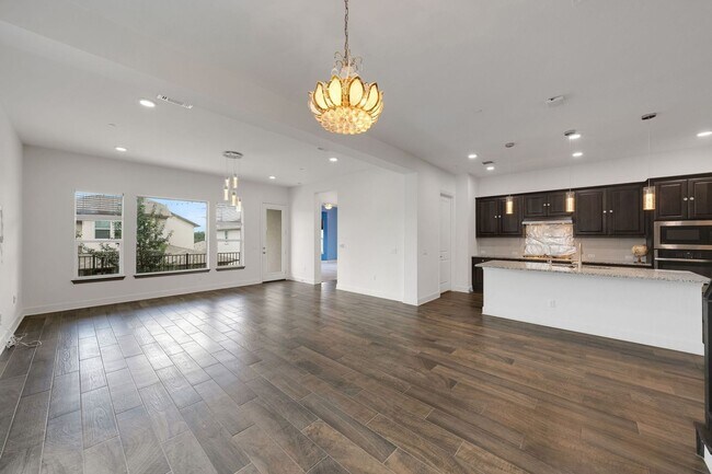 Foto del edificio - Spacious 4BR Condo in Austin