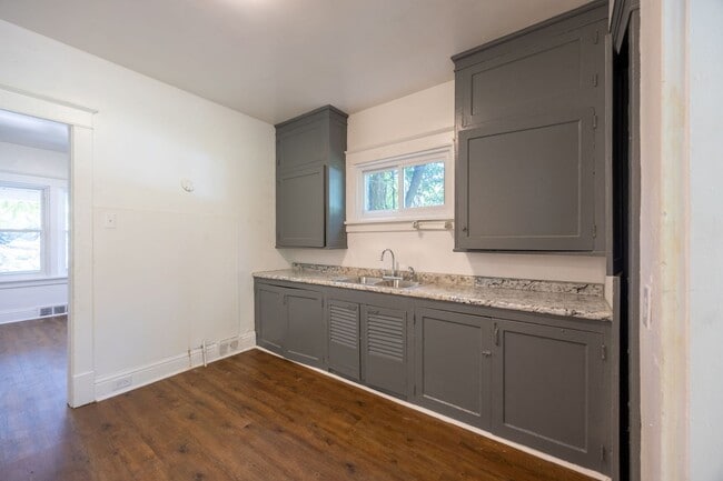 Building Photo - Renovated Large 4 Bedroom House in McKeesp...