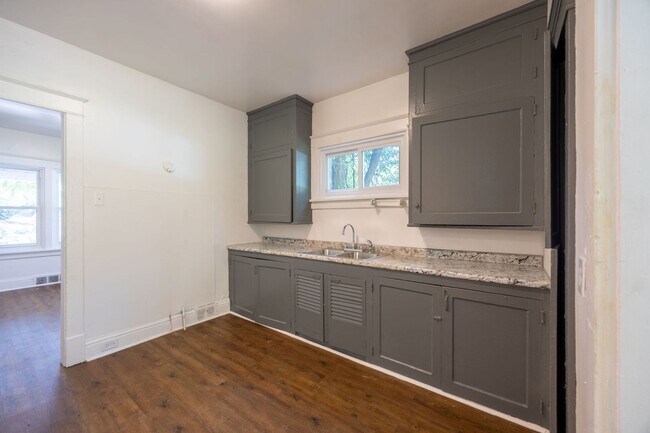 Foto del edificio - Renovated Large 4 Bedroom House in McKeesp...