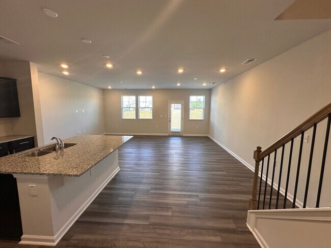 Building Photo - 5927 Woodlawn Dr