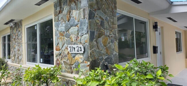 Foto del edificio - 23 NW 32nd Ct