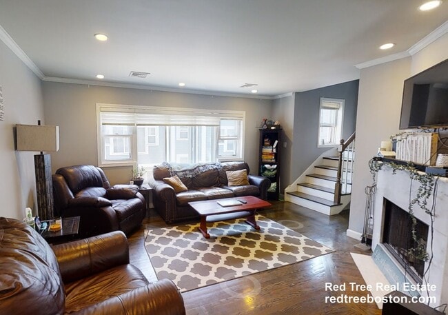 Building Photo - 329 W 4th St