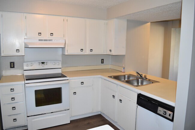 Foto del edificio - 7301 Pebblestone Dr