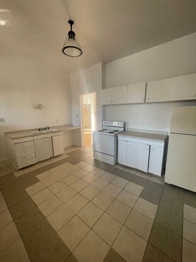 Foto del edificio - 544 N Main St