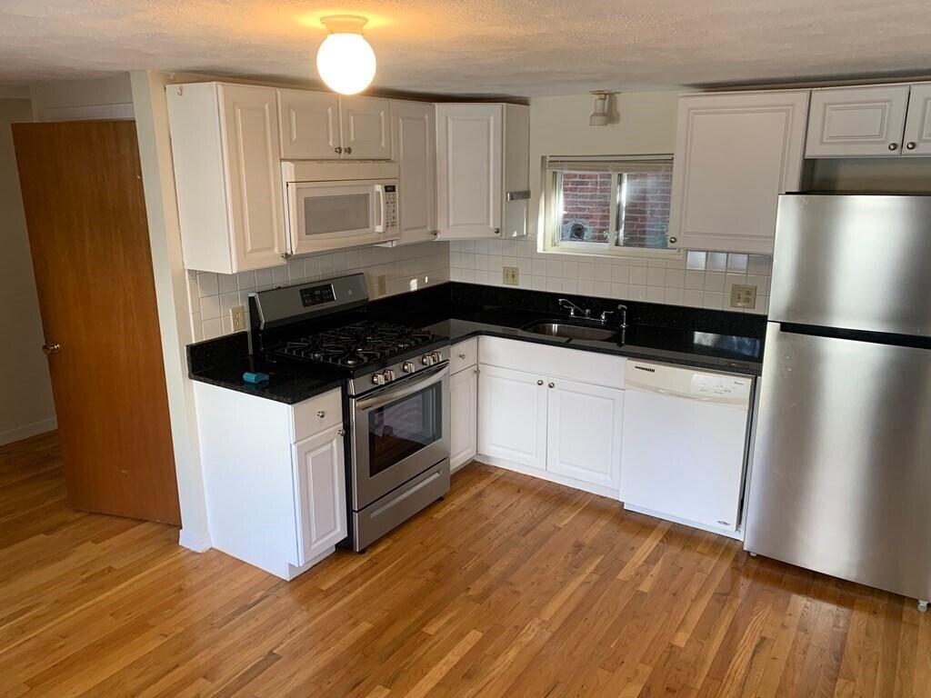 Foto principal - 146 Thorndike St
