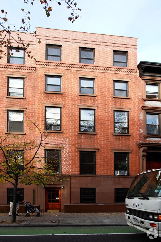 Building Photo - 254 Henry St