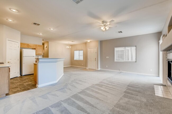 Building Photo - 3 Bedroom Townhome in Gated Henderson Comm...