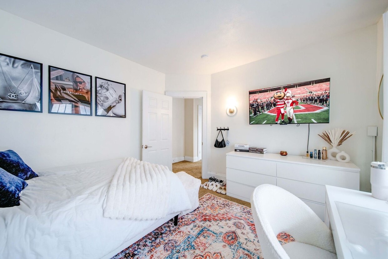 Primary Photo - Ultimate 6-Bedroom House with Modern Kitch...