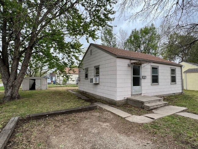 Foto del edificio - Corner Lot 2 Bedroom 1 bath new Hardwood f...