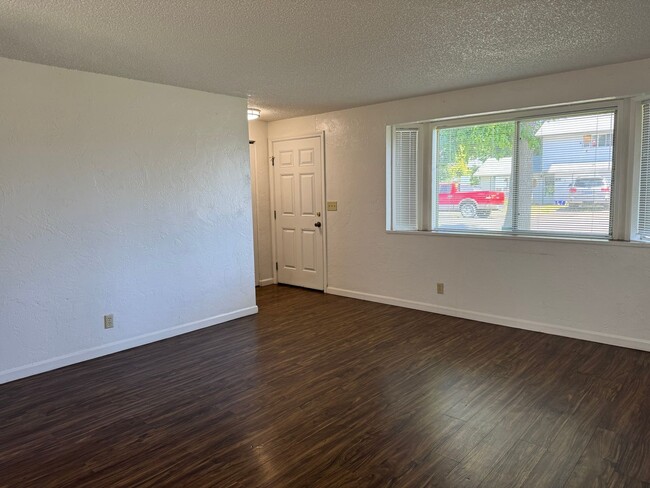 Building Photo - 2 bedroom 1.5 bathroom duplex in Springfield!