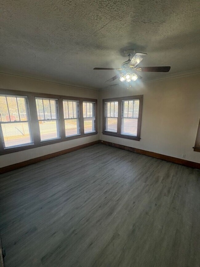 Building Photo - 1208 NE Jefferson Ave