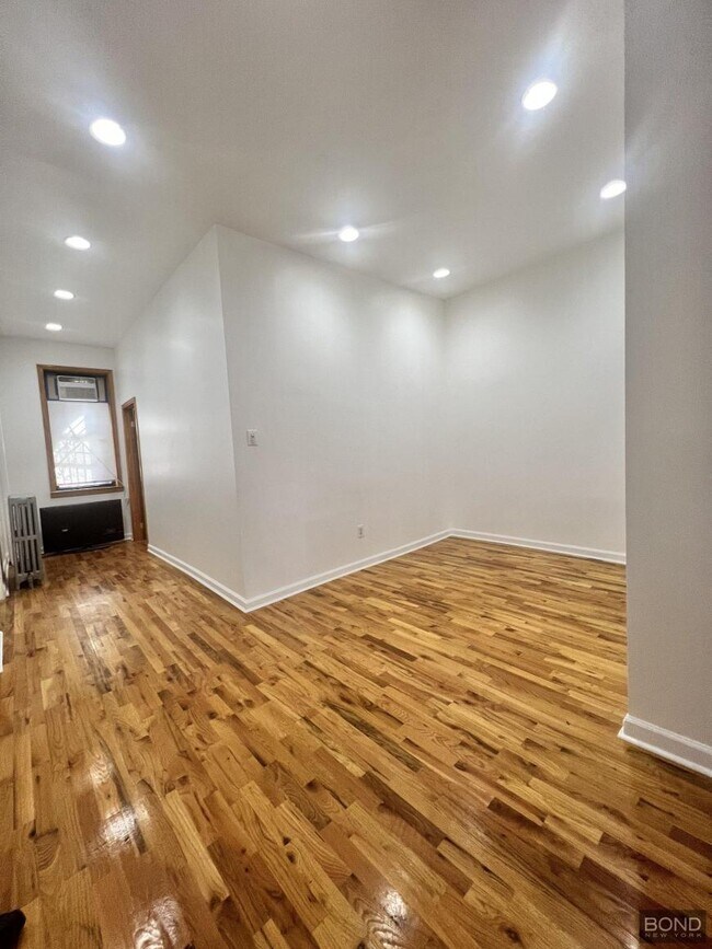 Foto del edificio - 2 bedroom in Brooklyn NY 11206