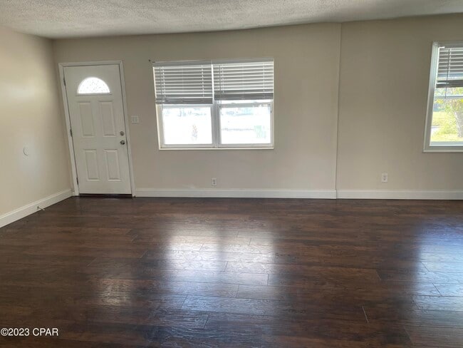 Foto del edificio - 904 Forestdale Ave