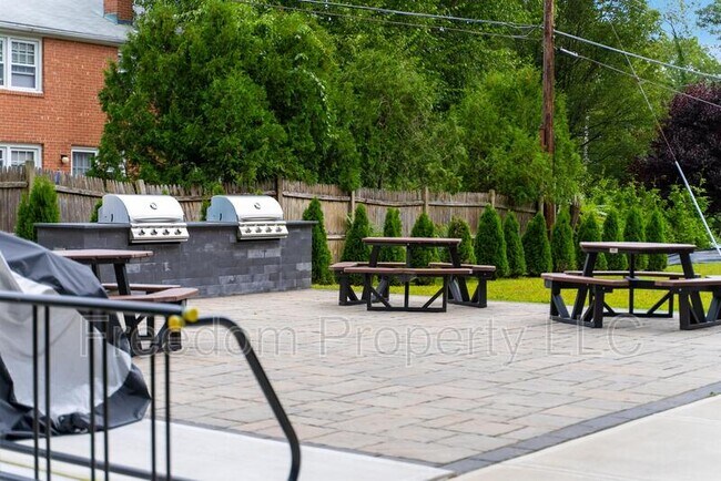 Foto del edificio - 969 Hopmeadow St