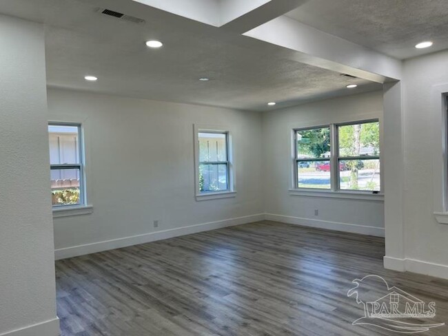 Building Photo - 913 E Cross St
